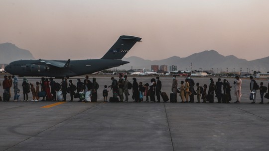 Afghanistan: Máy bay Ý sơ tán bị tấn công, nổ liên tiếp ngoài sân bay Kabul - Ảnh 1.