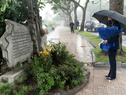 Phó Tổng thống Mỹ thăm Việt Nam: Trong mưa bên hồ - Ảnh 1.
