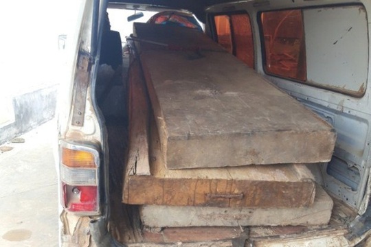 Vụ Chủ tịch xã bắt gỗ lậu về biếu cán bộ: 80 lóng gỗ về vườn Phó chủ tịch huyện - Ảnh 2.