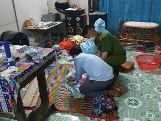 Nhân viên y tế, công an xã băng 8km đường núi đỡ đẻ cho sản phụ - Ảnh 1.
