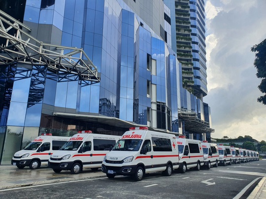 Thaco tặng TP HCM 55 xe cứu thương, xe tiêm chủng cùng 500.000 bộ kit xét nghiệm - Ảnh 1.