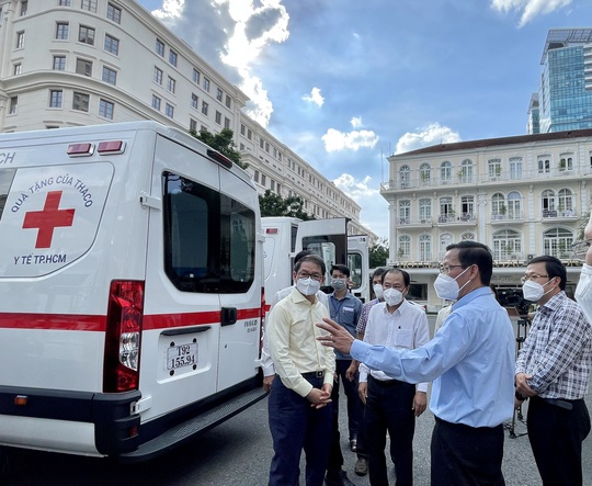 Thaco tặng TP HCM 55 xe cứu thương, xe tiêm chủng cùng 500.000 bộ kit xét nghiệm - Ảnh 2.
