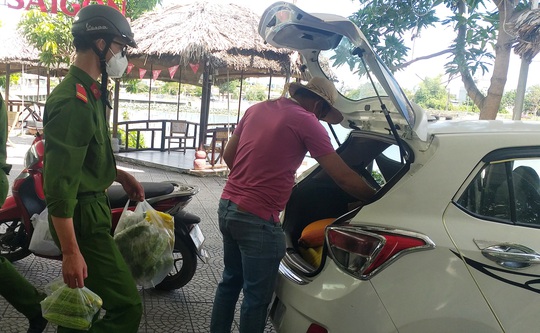 Công an Đà Nẵng tổ chức bán lương thực, thực phẩm giá rẻ cho dân - Ảnh 5.