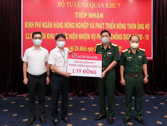 Agribank trao tặng Quân khu 7 kinh phí 1 tỉ đồng phòng, chống dịch Covid-19 - Ảnh 1.