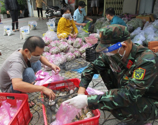 Ông Phạm Đức Hải nói về việc lực lượng vũ trang đi chợ hộ - Ảnh 1.