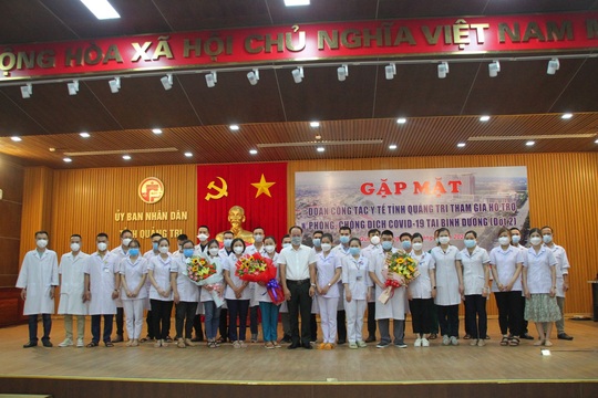 32 bác sĩ, nhân viên y tế Quảng Trị tình nguyện vào tỉnh Bình Dương tham gia chống dịch - Ảnh 1.