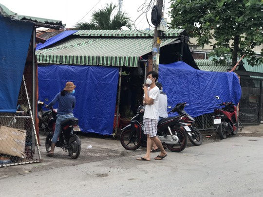 TP HCM: Người dân một hẻm ở Bình Tân vô tư họp chợ giữa tâm dịch - Ảnh 4.