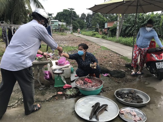 TP HCM: Người dân một hẻm ở Bình Tân vô tư họp chợ giữa tâm dịch - Ảnh 7.
