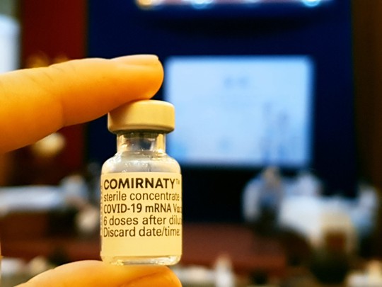 Pfizer khẳng định chỉ cung cấp vắc-xin qua chính phủ - Ảnh 1.