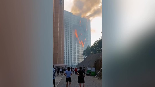 Ý: Tòa nhà 20 tầng bốc cháy ngùn ngụt - Ảnh 8.