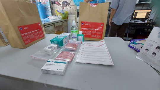 Bác sĩ đến tận nhà phát thuốc Molnupiravir cho F0 - Ảnh 2.