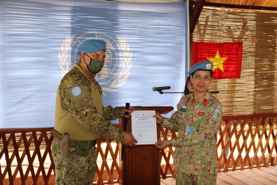 Trang nghiêm lễ chào cờ Việt Nam tại Cộng hòa Trung Phi - Ảnh 8.