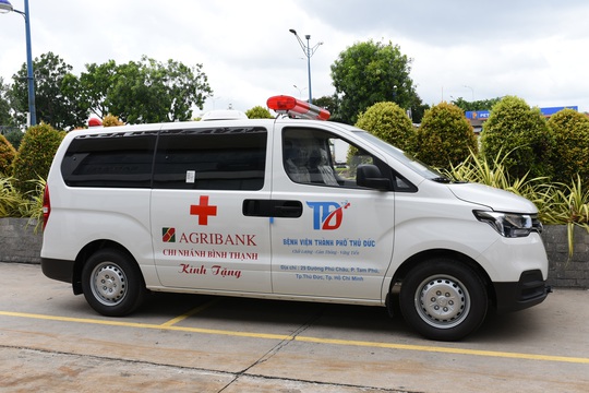 Agribank chi nhánh Bình Thạnh tài trợ xe cứu thương cho Bệnh viện TP Thủ Đức - Ảnh 1.