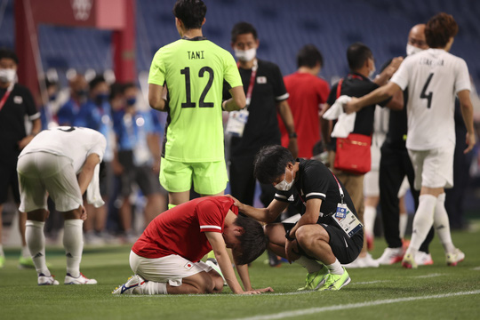 Cầu thủ Nhật Bản bật khóc khi vuột HCĐ Olympic 2020 vào tay Mexico - Ảnh 10.