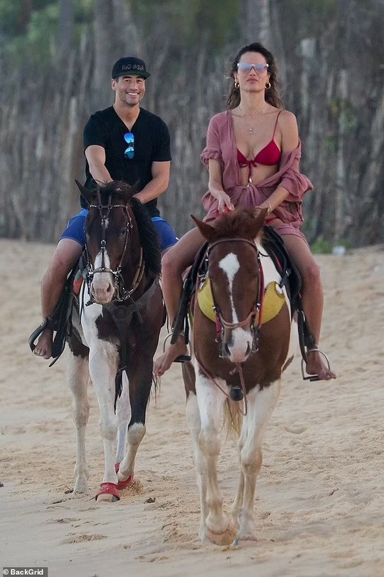 Siêu mẫu Alessandra Ambrosio mặc bikini đỏ cưỡi ngựa - Ảnh 3.