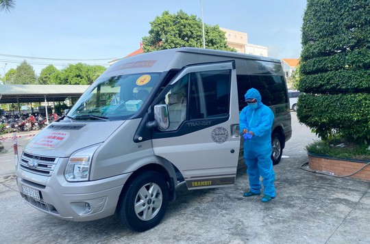 Long An thành lập đội xe đưa đón người dân đi tiêm vắc-xin ngừa Covid-19 - Ảnh 1.