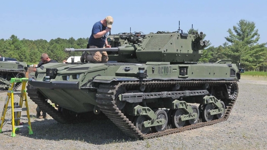 Lần đầu tiên Mỹ có xe tăng mini không người lái Ripsaw M5 - Ảnh 1.