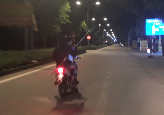 Đánh võng, bốc đầu xe máy, ném dao phóng lợn về phía công an - Ảnh 1.