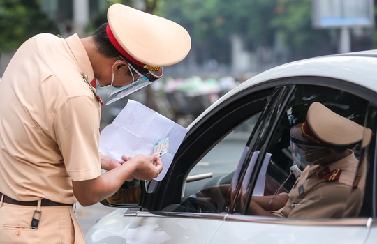 CLIP: Siết chặt giấy đi đường, nhiều chốt kiểm soát ở Hà Nội ùn tắc - Ảnh 8.
