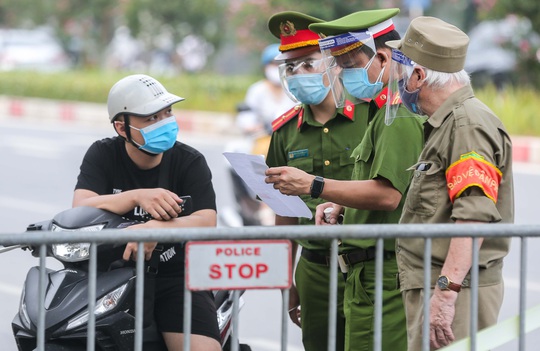 CLIP: Siết chặt giấy đi đường, nhiều chốt kiểm soát ở Hà Nội ùn tắc - Ảnh 10.
