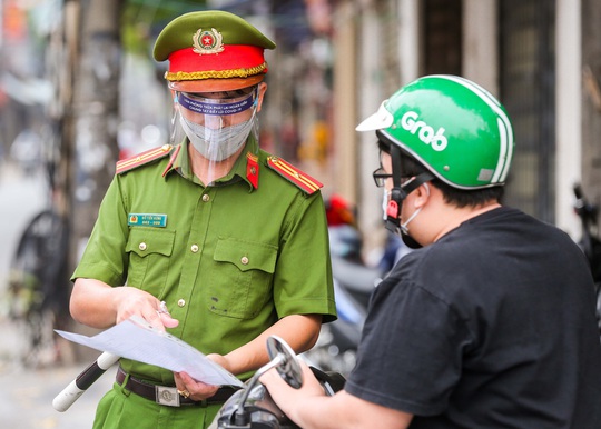 CLIP: Siết chặt giấy đi đường, nhiều chốt kiểm soát ở Hà Nội ùn tắc - Ảnh 9.
