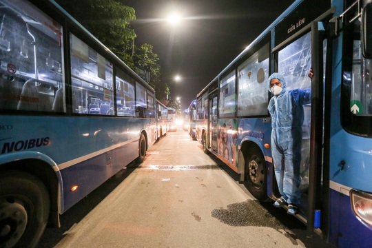 CLIP: Bắt đầu đưa hơn 1.000 người dân ở ổ dịch “nóng” nhất Hà Nội đi cách ly ngay trong đêm - Ảnh 6.