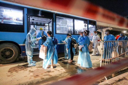 CLIP: Bắt đầu đưa hơn 1.000 người dân ở ổ dịch “nóng” nhất Hà Nội đi cách ly ngay trong đêm - Ảnh 7.