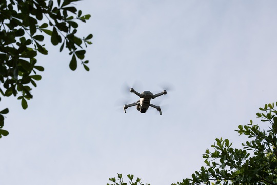 Cận cảnh giám sát hàng ngàn dân khu vực phong toả bằng flycam, ai vi phạm bị phạt nguội - Ảnh 2.