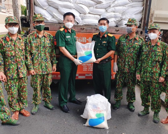 MB trao 90 tấn gạo hỗ trợ người dân TP HCM vượt khó, chống dịch - Ảnh 2.