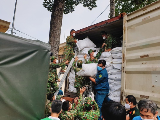 MB trao 90 tấn gạo hỗ trợ người dân TP HCM vượt khó, chống dịch - Ảnh 3.