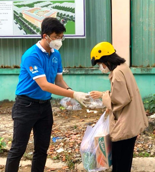 Người Bình Phước đồng lòng “trợ sức” 300 sinh viên ĐH Sư phạm TP HCM - Ảnh 1.