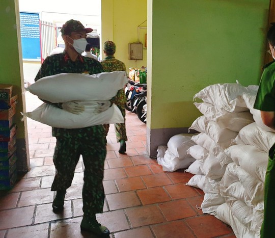 MB trao 90 tấn gạo hỗ trợ người dân TP HCM vượt khó, chống dịch - Ảnh 4.
