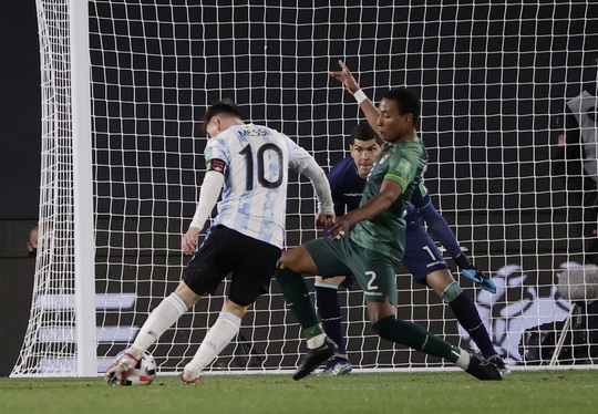 Messi lập hat-trick, vượt kỳ tích vua Pele ở vòng loại World Cup - Ảnh 5.