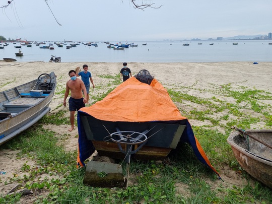 Miền Trung: Ngư dân hối hả kéo tàu, thuyền lên bờ, chạy đua gặt lúa tránh bão số 5 - Ảnh 3.