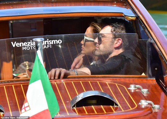 Hình ảnh Jennifer Lopez và Ben Affleck tình tứ tại Ý gây sốt - Ảnh 8.
