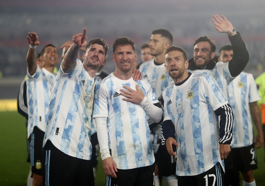 Messi lập hat-trick, vượt kỳ tích vua Pele ở vòng loại World Cup - Ảnh 7.