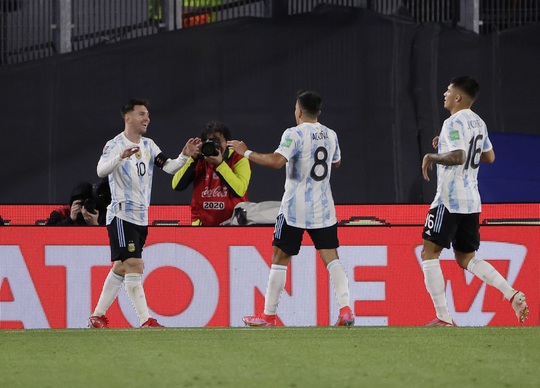 Messi lập hat-trick, vượt kỳ tích vua Pele ở vòng loại World Cup - Ảnh 6.