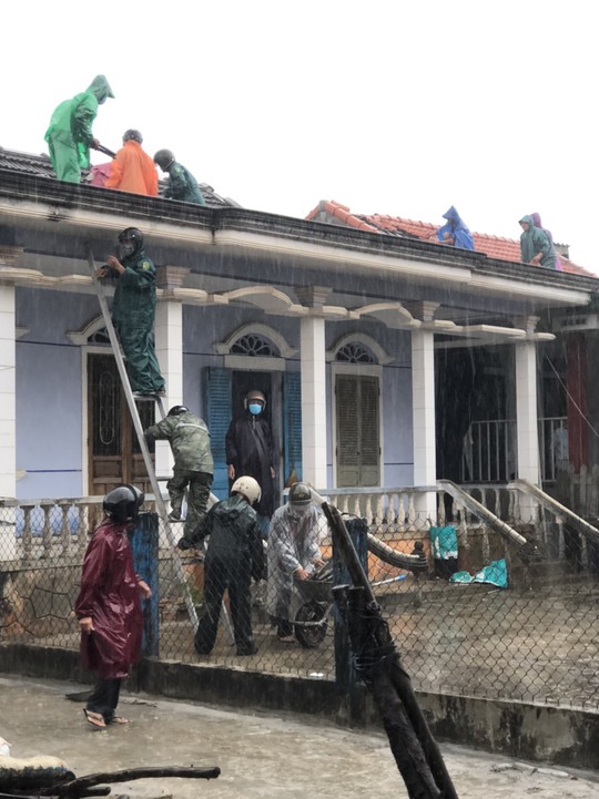 Bão số 5 chưa đổ bộ, nhiều nhà ở Thừa Thiên - Huế đã tốc mái - Ảnh 3.