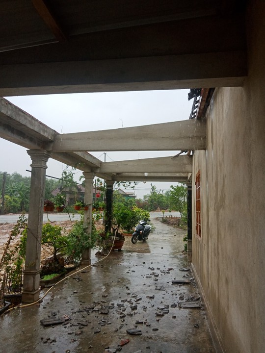 Bão số 5 chưa đổ bộ, nhiều nhà ở Thừa Thiên - Huế đã tốc mái - Ảnh 1.