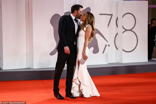 Jennifer Lopez và Ben Affleck đẹp đôi, tình tứ trên thảm đỏ - Ảnh 2.