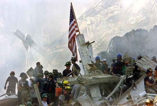 20 năm sau vụ 11-9, những bức ảnh vẫn gây chấn động mạnh - Ảnh 11.