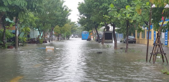 Phố Đà Nẵng thành sông sau những cơn mưa lớn kéo dài - Ảnh 11.