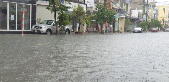 Phố Đà Nẵng thành sông sau những cơn mưa lớn kéo dài - Ảnh 10.
