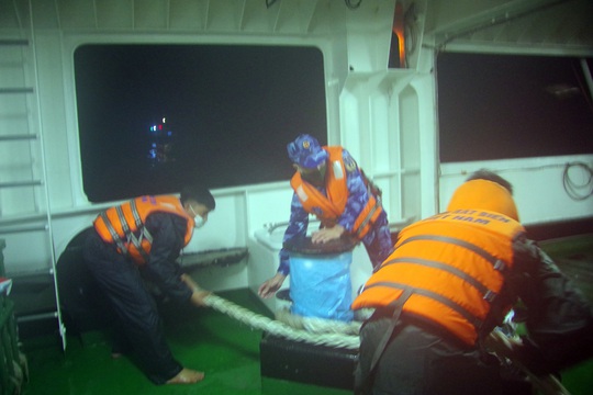 Tàu Cảnh sát biển xuyên màn đêm liên tiếp ứng cứu 2 tàu cá ngư dân gặp nạn ở Lý Sơn - Ảnh 4.