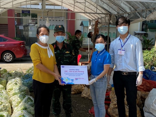 CEP hỗ trợ 8,5 tỉ đồng cho thành viên khó khăn, lực lượng tuyến đầu - Ảnh 1.