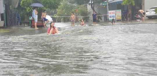 Phố Đà Nẵng thành sông sau những cơn mưa lớn kéo dài - Ảnh 13.