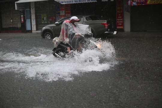 Phố Đà Nẵng thành sông sau những cơn mưa lớn kéo dài - Ảnh 7.