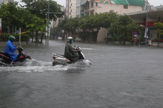 Phố Đà Nẵng thành sông sau những cơn mưa lớn kéo dài - Ảnh 4.