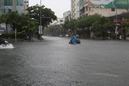 Phố Đà Nẵng thành sông sau những cơn mưa lớn kéo dài - Ảnh 3.