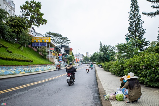 Đà Lạt yên bình trong ngày thứ 2 nới lỏng giãn cách - Ảnh 6.